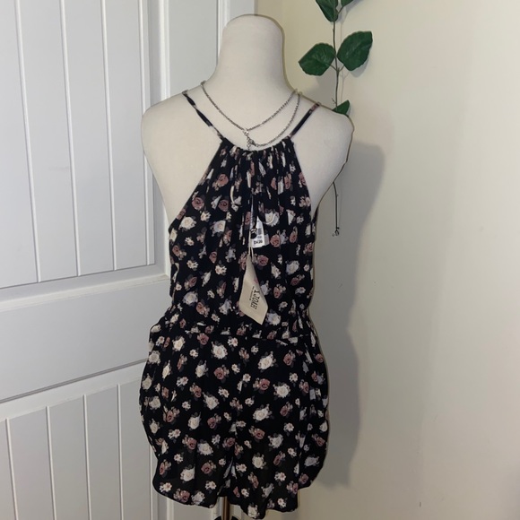 Q Floral Romper. - Picture 2 of 3